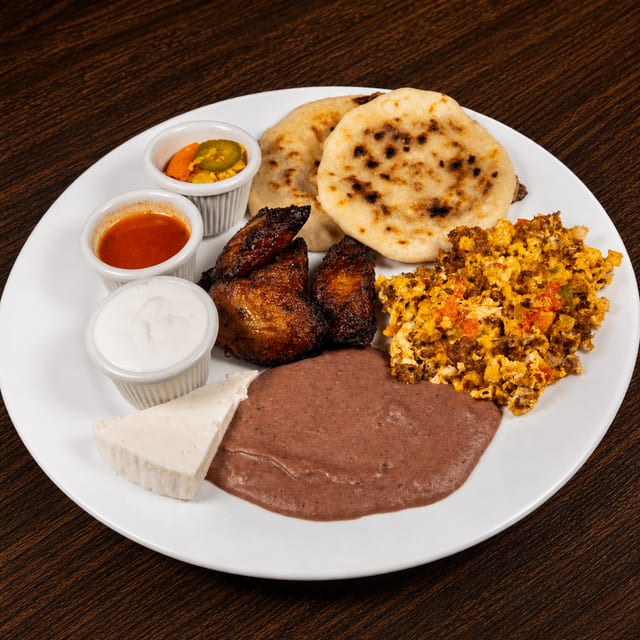 Desayuno Típico / Typical Breakfast.
